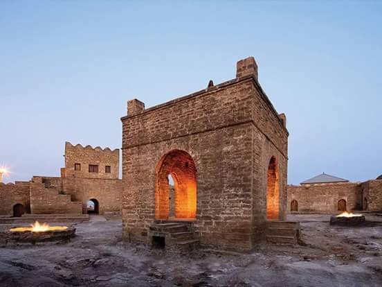 Главное изображение экскурсии - Священные огни Баку (храм огня Атещгях и горящая гора Янардаг)