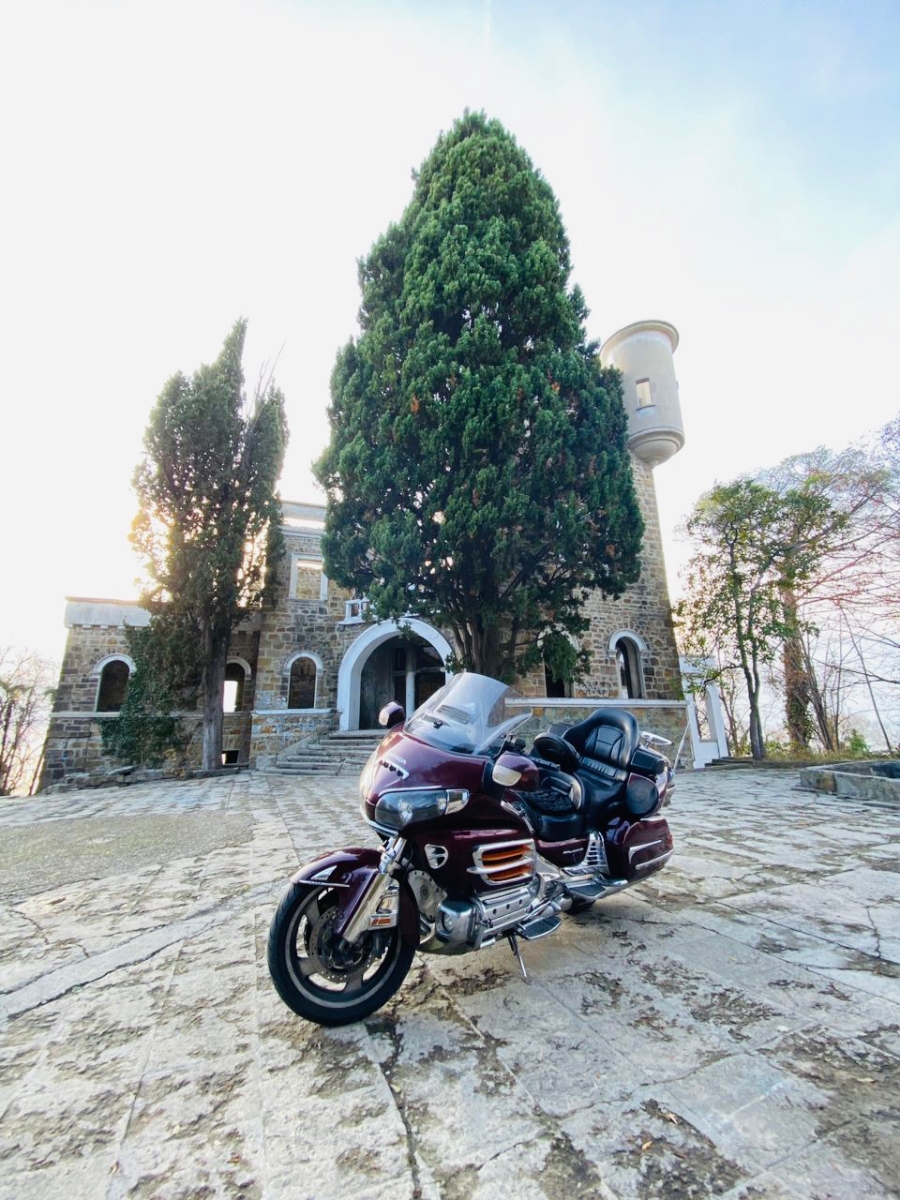 Главное изображение экскурсии - На мотоцикле - в Дом с привидениями