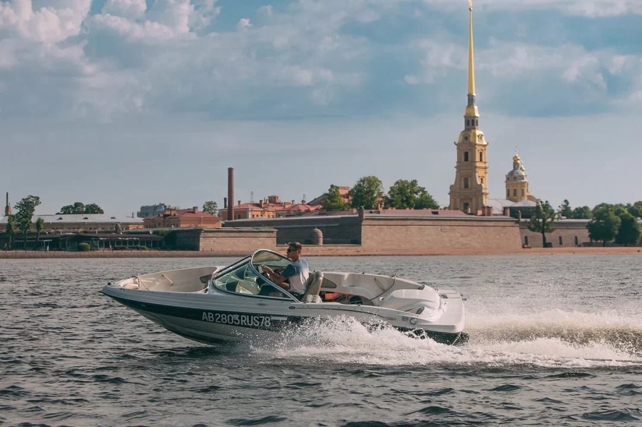 Главное изображение экскурсии - Индивидуальная прогулка на катере по рекам и каналам Санкт-Петербурга