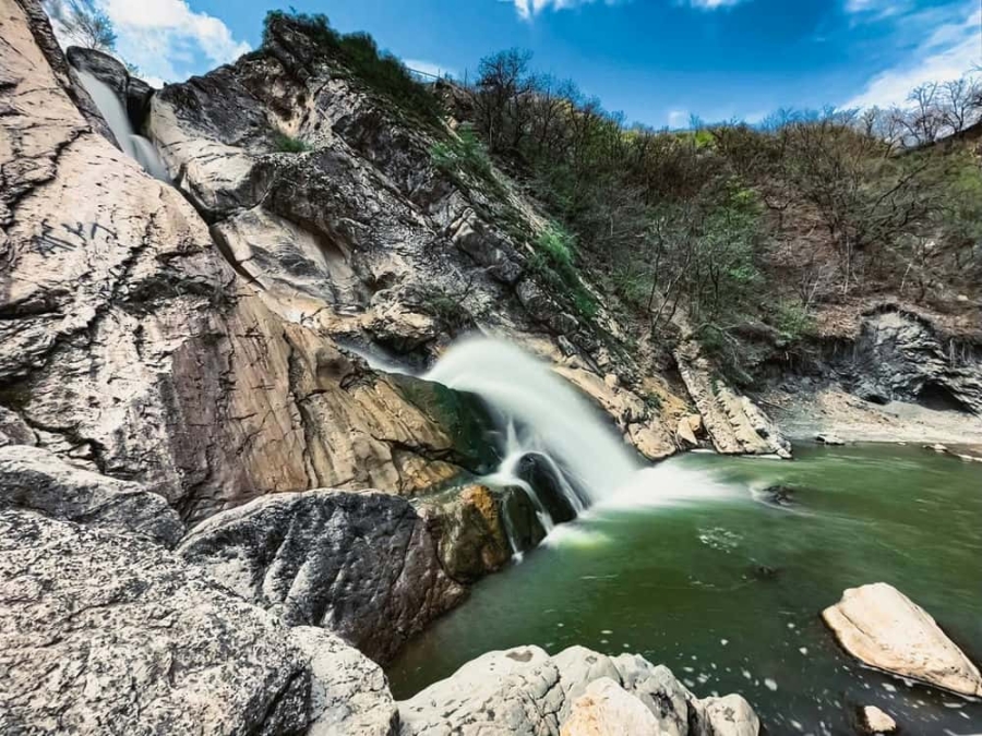 Хучнинский водопад, крепость Семи братьев и одной сестры - экскурсия по  выгодной цене с отзывами на FindGid