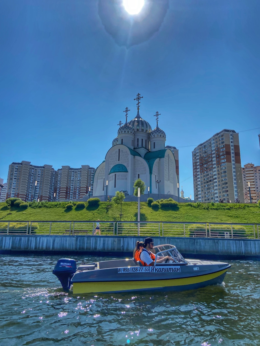 Прогулка по Москве-реке на катере в Строгино (яхт-клуб Медуза) - экскурсия  по выгодной цене с отзывами на FindGid