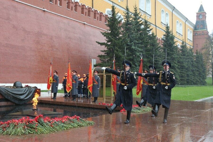 Красная площадь вечный огонь картинки